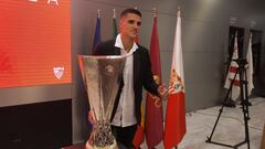 Erik Lamela, con la Europa League de 2023 en su despedida del Sevilla.