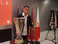 Erik Lamela, con la Europa League de 2023 en su despedida del Sevilla.