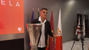 Erik Lamela, con la Europa League de 2023 en su despedida del Sevilla.