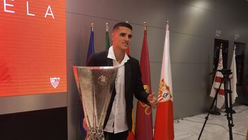 Erik Lamela, con la Europa League de 2023 en su despedida del Sevilla.