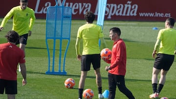 16/05/25 ENTRENAMIENTO SPORTING GIJON
ASIER GARITANO CON UN BALON EN EL ENTRENAMIENTO