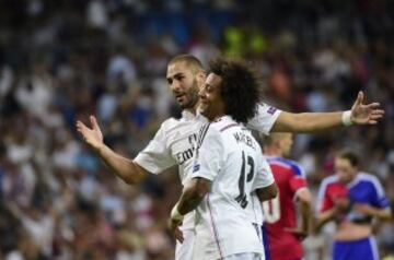 Karim Benzema celebrando el gol que acaba de marcar el quinto para el Real Madrid 