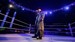 Undertaker habla desde el centro del cuadril&aacute;tero de la WWE.