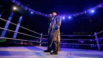 Undertaker habla desde el centro del cuadrilátero de la WWE.