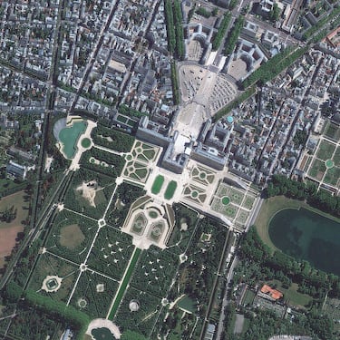 Ubicado a las afueras de París, es el símbolo definitivo del poder absoluto y la extravagancia de la monarquía francesa, especialmente del rey Luis XIV, conocido como el "Rey Sol".  Originalmente era un modesto pabellón de caza de su padre, pero Luis XIV lo transformó en el palacio más grande de Europa.