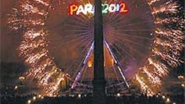 <b>RUEDA GIGANTESCA. </b>Un gran espectáculo al lado del monolito situado en la Plaza de la Concordia.