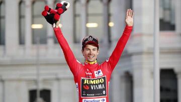 El ciclista esloveno del Jumbo-Visma Primoz Roglic posa con el jersey rojo de campeón de La Vuelta 2019 en Madrid.