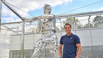 Nadal, junto a su estatua en Roland Garros.