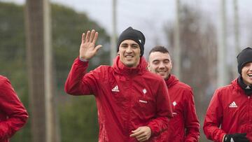 Pablo Hernández saluda durante un entrenamiento del Celta en A Madroa.
