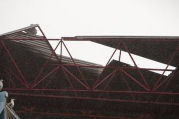 Parte del techo de la grada de Río del estadio de Balaídos ha perdido la cubierta debido al temporal que ha obligado a decretar la alerta roja en las Rías Bajas.