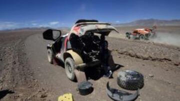 SIN POTENCIA. Sainz intentó solucionar junto a su copiloto la falta de potencia del Peugeot, pero sin suerte, y hubo de esperar a la asistencia.