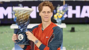 Jannik Sinner con el trofeo del Masters 1000 de Cincinnati 2024