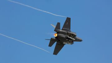 Un rel¨¢mpago impacta y da?a dos cazas en pleno vuelo