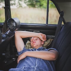 ¿Es legal dormir en el coche en España? Esto dice la normativa de la DGT