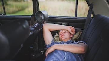 ¿Es legal dormir en el coche en España? Lo que dice la normativa de la DGT