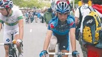 <b>SUFRIMIENTO</b>. El aragonés Vicioso lo está pasando mal en el Tour