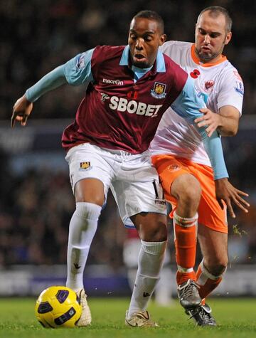 Benni McCarthy durante un West Ham-Blackpool de la Premier League.