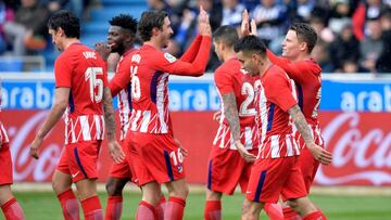 Soccer Football - La Liga Santander - Deportivo Alaves vs Atletico Madrid - Estadio Mendizorroza, Vitoria-Gasteiz, Spain - April 29, 2018 Atletico Madrid's Kevin Gameiro celebrates scoring their first goal with team mates REUTERS/Vincent West