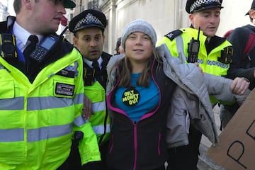 La activista sueca de 20 años es llevada por varios miembros de la policía británica. 