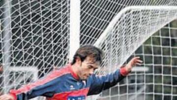 <b>TRABAJANDO. </b>Samuel golpea un balón durante el entrenamiento de ayer en Mareo.