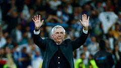 MADRID, 04/05/2022.- El entrenador del Real Madrid, Carlo Ancelotti, celebra la victoria ante el Manchester City al término del partido de semifinales de la Liga de Campeones disputado este miércoles en el estadio Santiago Bernabéu, en Madrid. EFE/Sergio Pérez
