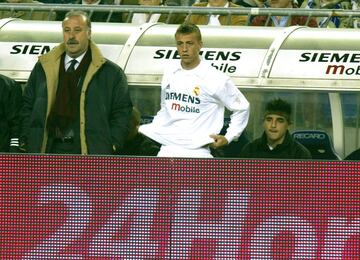 El Madrid gan¨® la Liga de 2003. La ambici¨®n de la directiva llev¨® a que prescindieran del entrenador y del capit¨¢n por considerarles poco medi¨¢ticos. El Madrid entr¨® en una racha de 4 a?os sin t¨ªtulos. El defensa malague?o se march¨® al f¨²tbol catar¨ª.