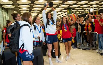 La selección española Sub-17 y el cuerpo técnico recibidos entre gritos de "campeonas, campeonas".