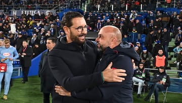 GETAFE, 13/12/2025.- Los técnicos del Getafe, Pepe Bordalás (i) y del Espanyol, Manolo González, se saludan antes del inicio del encuentro correspondiente a la jornada 16 de Laliga EA Sports que disputan hoy sábado Getafe y Espanyol en el Coliseum de Getafe. EFE / Fernando Villar.