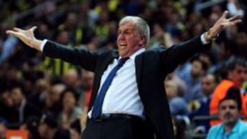 Zeljko Obradovic gesticula durante el segundo partido ante el Maccabi.