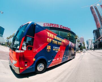 "Los Magos del Balón", es la frase que acompaña el bus que traslada al equipo español.