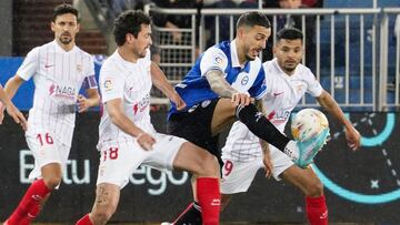 Joselu, entre jugadores sevillistas.