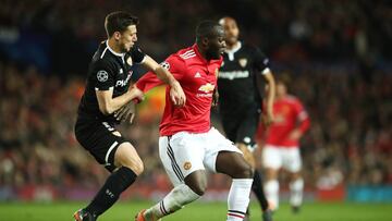 MANCHESTER, ENGLAND - MARCH 13:  Romelu Lukaku of Manchester United holds off Clement Lenglet of Sevilla during the UEFA Champions League Round of 16 Second Leg match between Manchester United and Sevilla FC at Old Trafford on March 13, 2018 in Manchester