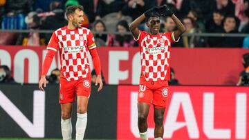 GIRONA, 03/02/2025.- El delantero del Girona Yáser Asprilla (d) celebra junto a  Cristhian Stuani tras marcar el segundo gol ante Las Palmas, durante el partido de LaLiga EA Sports que Girona FC y UD Las Palmas disputan este lunes en el estadio de Montilivi. EFE/Siu Wu