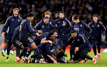 Los jugadores del Real Madrid se lanzan sobre Antonio Rüdiger tras marcar el gol de la clasificación en la tanda de penaltis.