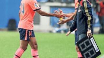 <b>CAMBIO. </b>Thierry Henry se retira lesionado en La Rosaleda, reemplazado por Zlatan Ibrahimovic.