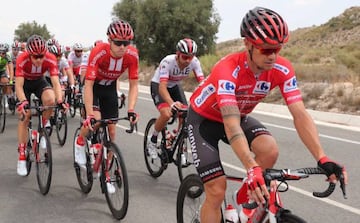 Nicolas Roche, con su flamante maillot rojo, durante la etapa de Alicante.