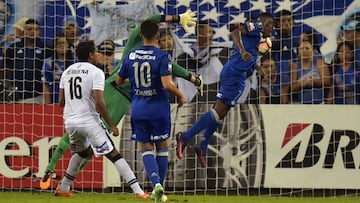 Carlos Orejuela (R) of Ecuador's Emelec scores a goal against Peru's Melgar during their Libertadores Cup football match at the George Capwell stadium in Quayaquil, Ecuador on May 25, 2017.
/ AFP PHOTO / RODRIGO BUENDIA