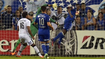 Carlos Orejuela (R) of Ecuador&#039;s Emelec scores a goal against Peru&#039;s Melgar during their Libertadores Cup football match at the George Capwell stadium in Quayaquil, Ecuador on May 25, 2017.
 
  / AFP PHOTO / RODRIGO BUENDIA