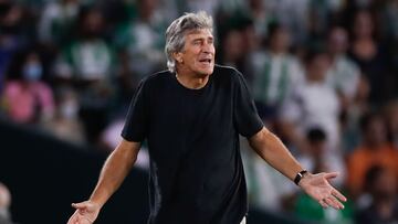 SEVILLA, 15/08/2022.- El entrenador del Real Betis, Manuel Pellegrini, durante el partido de la primera jornada de Liga en Primera División que Real Betis y Elche CF disputan hoy lunes en el estadio Benito Villamarín, en Sevilla. EFE/José Manuel Vidal