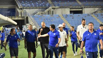 El portero Iván Arboleda es atendido y llevado en camilla al hospital tras ser herido por el impacto de una piedra en las cercanías del estadio Sierra Nevada, Santa Marta. Montiner Alvis Arrieta - Colprensa.