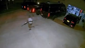 Un campe車n de la UFC, escopeta en mano para espantar a un ladr車n