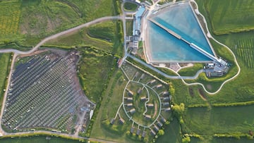 The Wave, Bristol (UK), desde el aire, con la piscina de olas artificiales para el surf, la zona de placas solares y los alojamientos.