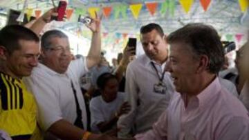 Juan Manuel Santos, de rosa.