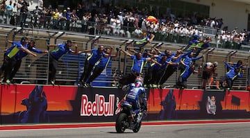 Álex Rins consiguió su primera victoria en Moto GP tras ganar un duelo con el piloto italiano Valentino Rossi y aprovechar la caída de Marc Márquez.