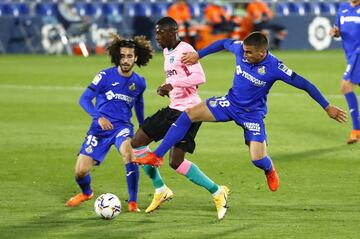 Ousmane Dembele con Cucurella y Mauro Arambarri.