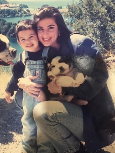 Así se ve Carmen Treviño, la primera esposa de Pepe Aguilar y madre de su hijo Emiliano