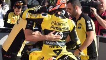 Álex Rins es felicitado por su equipo tras conseguir la pole en Australia.