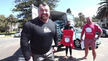 Eddie 'The beast' Hall junto a su hermano y un monitor de surf a punto de intentar aprender a surfear.