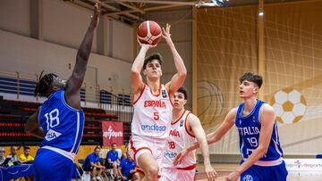 El jugador de la selección española de baloncesto sub18, Mario Saint-Supery (c), intenta encestar ante los defensores de la selección italiana durante el partido que han disputado este viernes en Logroño preparatorio para el Europeo que se celebrará en Finlandia a partir del 27 de julio.