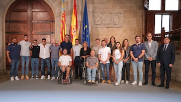 Carlos Mazón, con los deportistas olímpicos y paralímpicos en el Palau de la Generalitat.